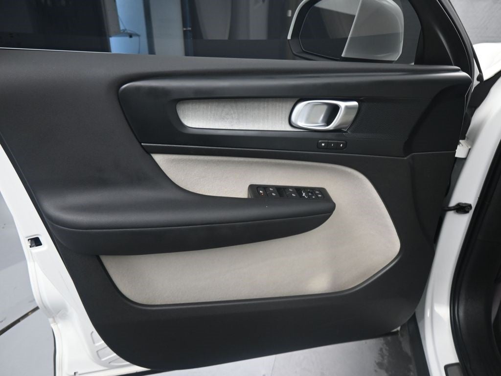 2023 Volvo XC40 B5 Plus Bright Theme