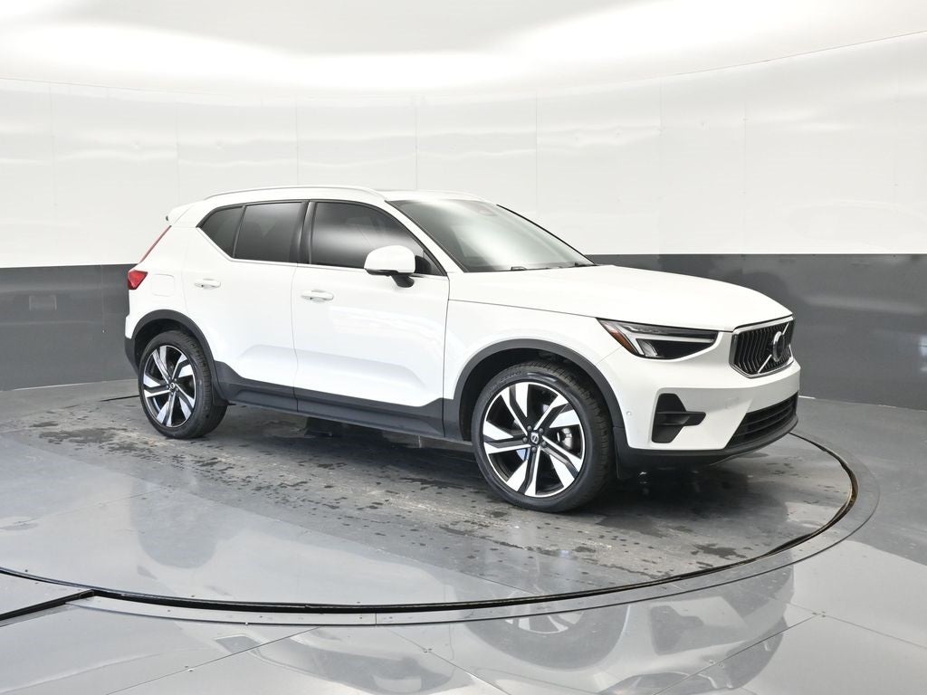 2023 Volvo XC40 B5 Plus Bright Theme