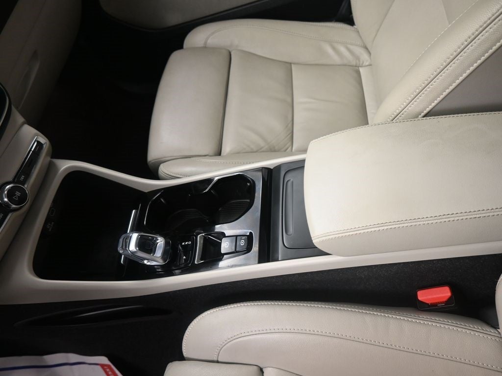 2023 Volvo XC40 B5 Plus Bright Theme