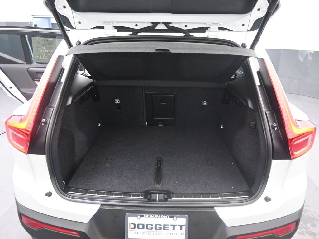 2023 Volvo XC40 B5 Plus Bright Theme