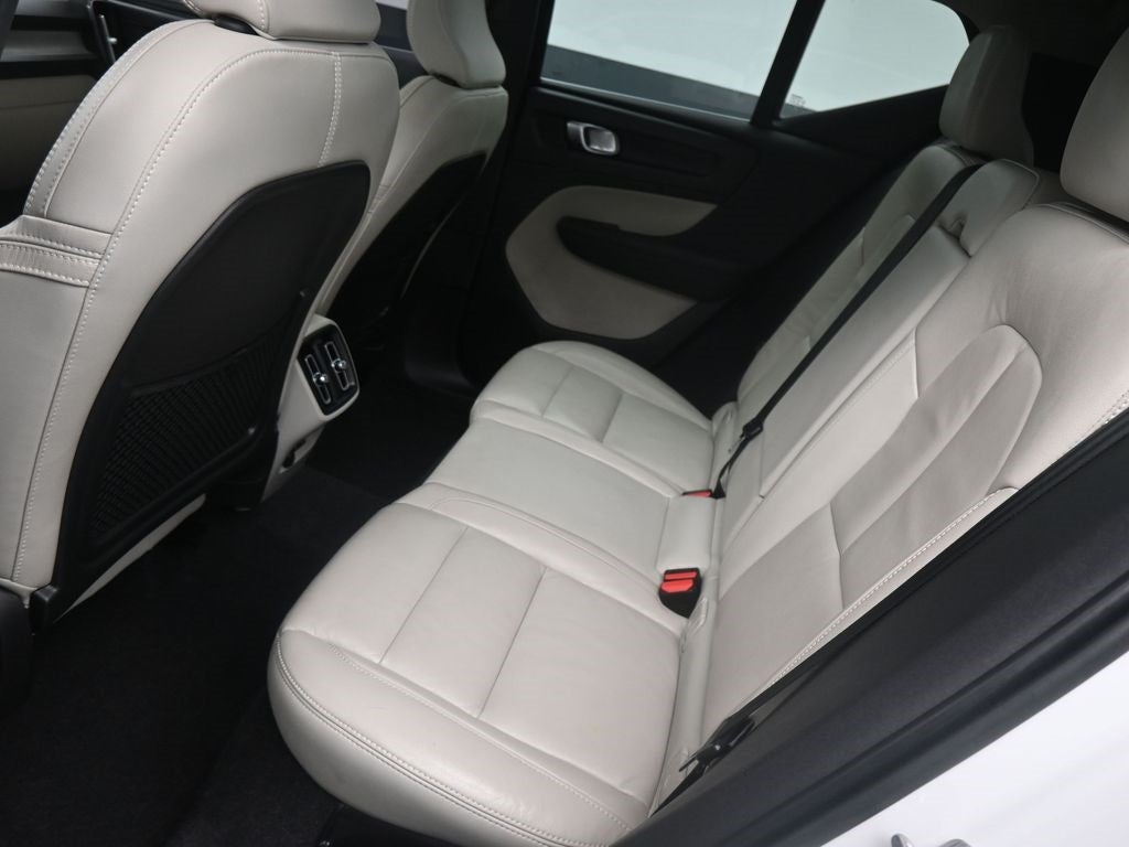 2023 Volvo XC40 B5 Plus Bright Theme