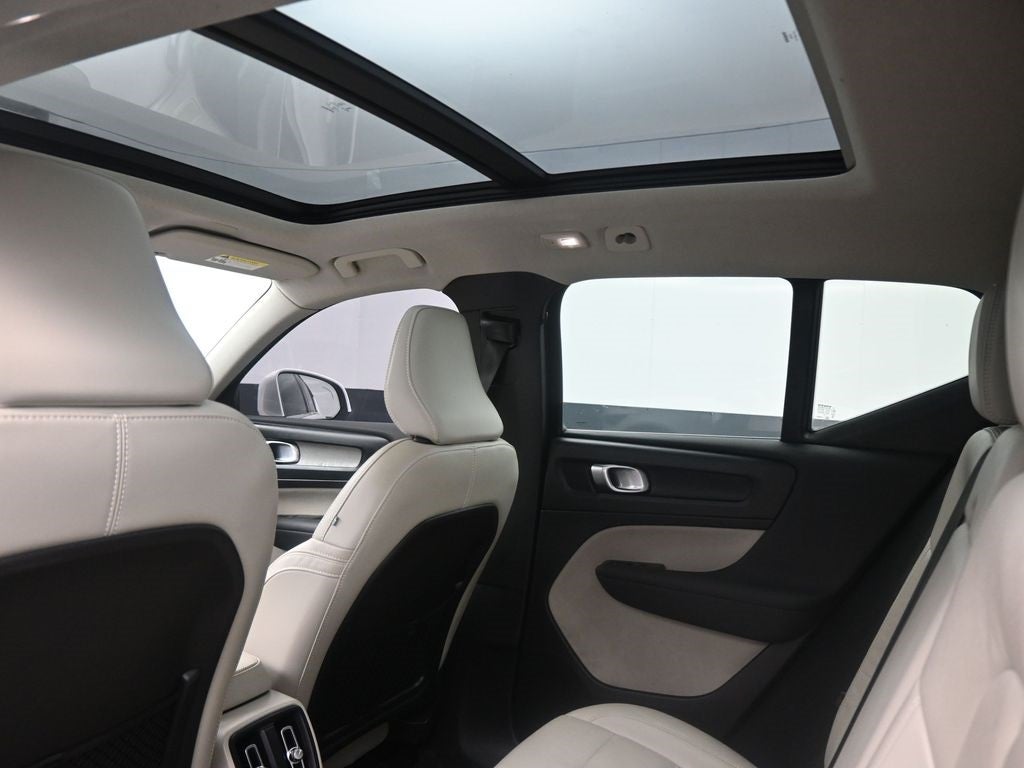 2023 Volvo XC40 B5 Plus Bright Theme