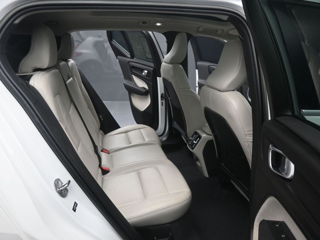 2023 Volvo XC40 B5 Plus Bright Theme