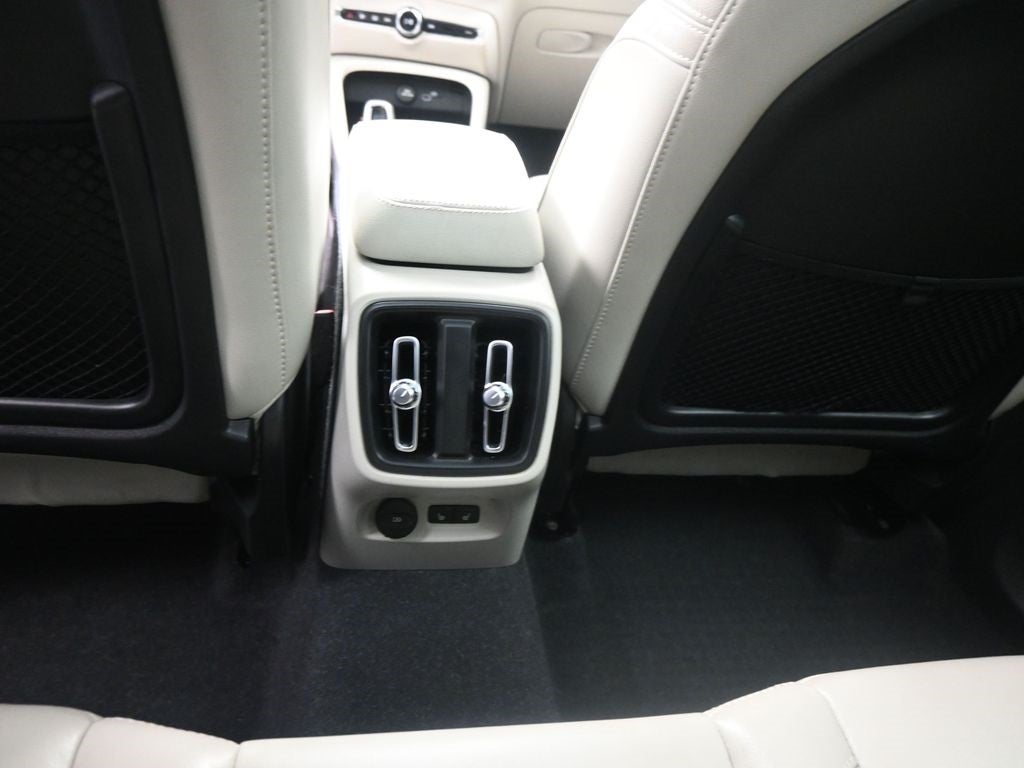 2023 Volvo XC40 B5 Plus Bright Theme