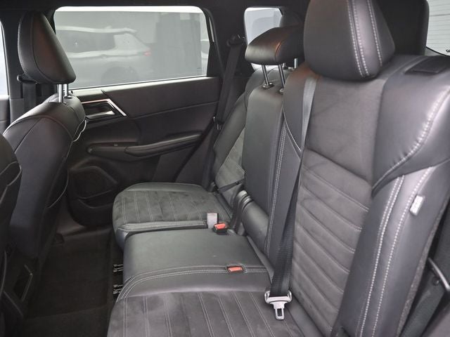 2023 Mitsubishi Outlander Base