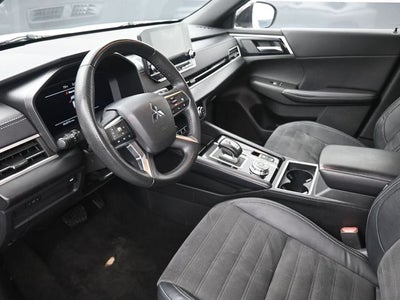 2023 Mitsubishi Outlander Base