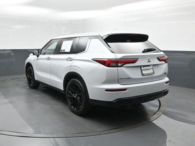 2023 Mitsubishi Outlander Base