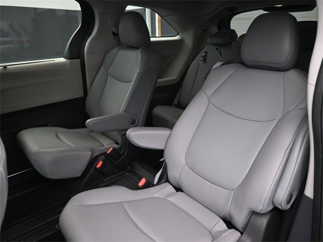 2022 Toyota Sienna XLE 8 Passenger