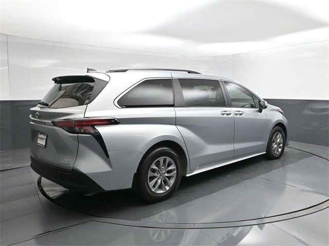 2022 Toyota Sienna XLE 8 Passenger