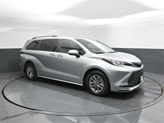 2022 Toyota Sienna XLE 8 Passenger