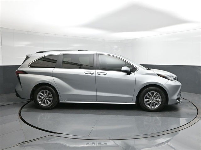 2022 Toyota Sienna XLE 8 Passenger
