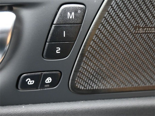 2023 Volvo XC60 B5 Ultimate Bright Theme