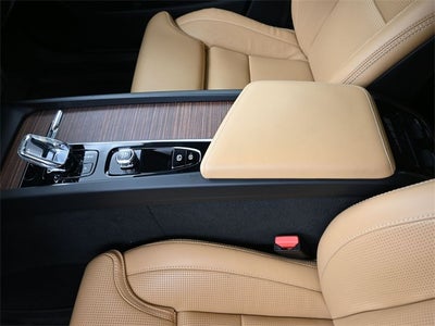 2023 Volvo XC60 B5 Ultimate Bright Theme