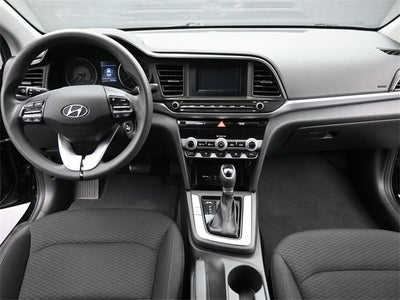 2020 Hyundai Elantra SE Black / Black