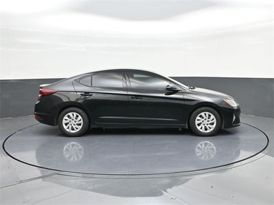 2020 Hyundai Elantra SE Black / Black
