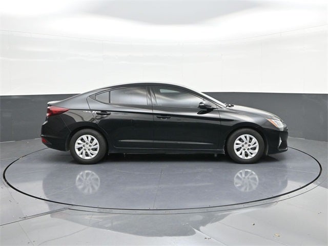 2020 Hyundai Elantra SE Black / Black