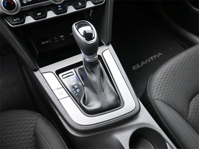 2020 Hyundai Elantra SE Black / Black