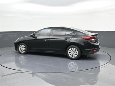 2020 Hyundai Elantra SE Black / Black