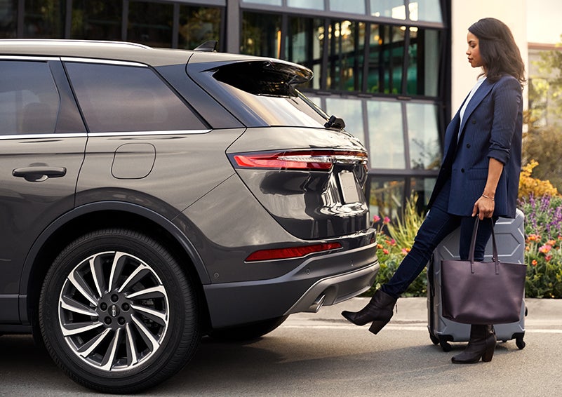 A woman with her hands full uses her foot to activate the hands-free liftgate. | Doggett Lincoln of Beaumont in Beaumont TX