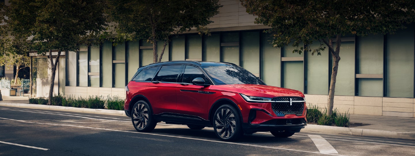 A 2025 Lincoln Nautilus® SUV with an available hybrid powertrain is parked in an urban setting. | Doggett Lincoln of Beaumont in Beaumont TX